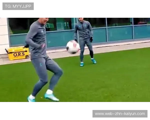 孙兴慜与队友训练打闹画面超可爱