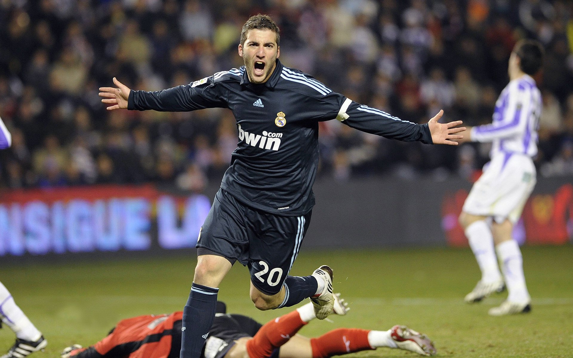 英超激战不断：悬念、精彩、惊喜交织！，英超英超